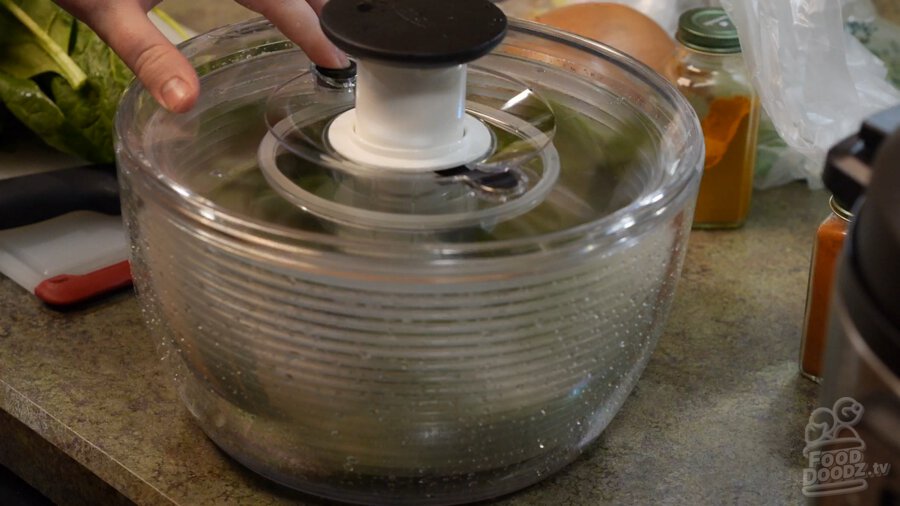 Drying spinach in a salad spinner