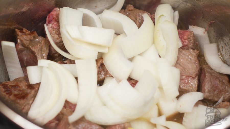 Adding sliced onion to pressure cooker